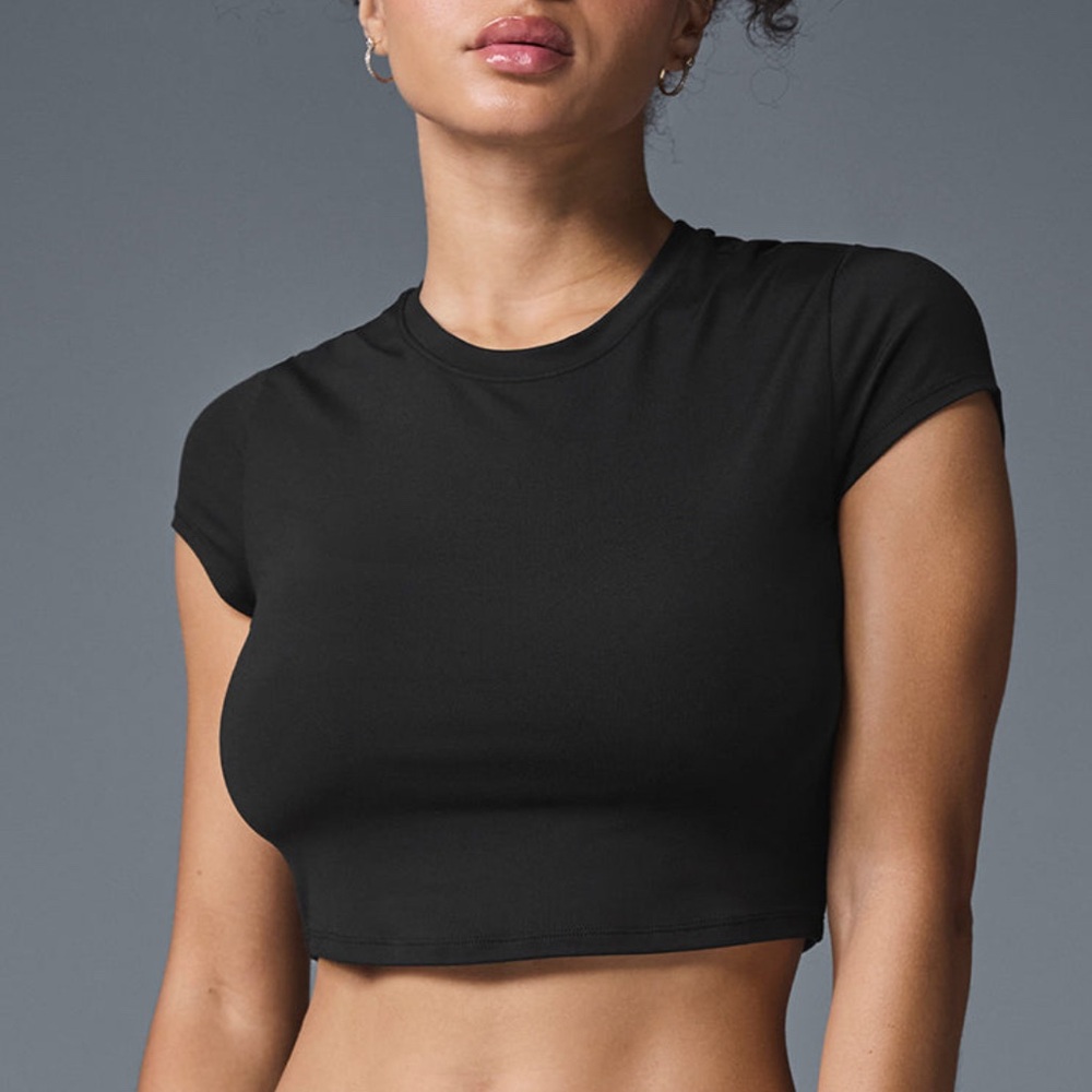 Alo Yoga short sleeve fitted cropped T-shirt. Size medium, black color..